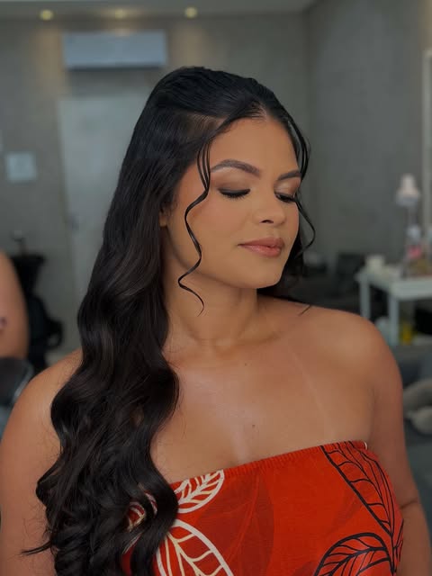 Maquiagem e penteado publicados no Instagram de Laura Magalhães