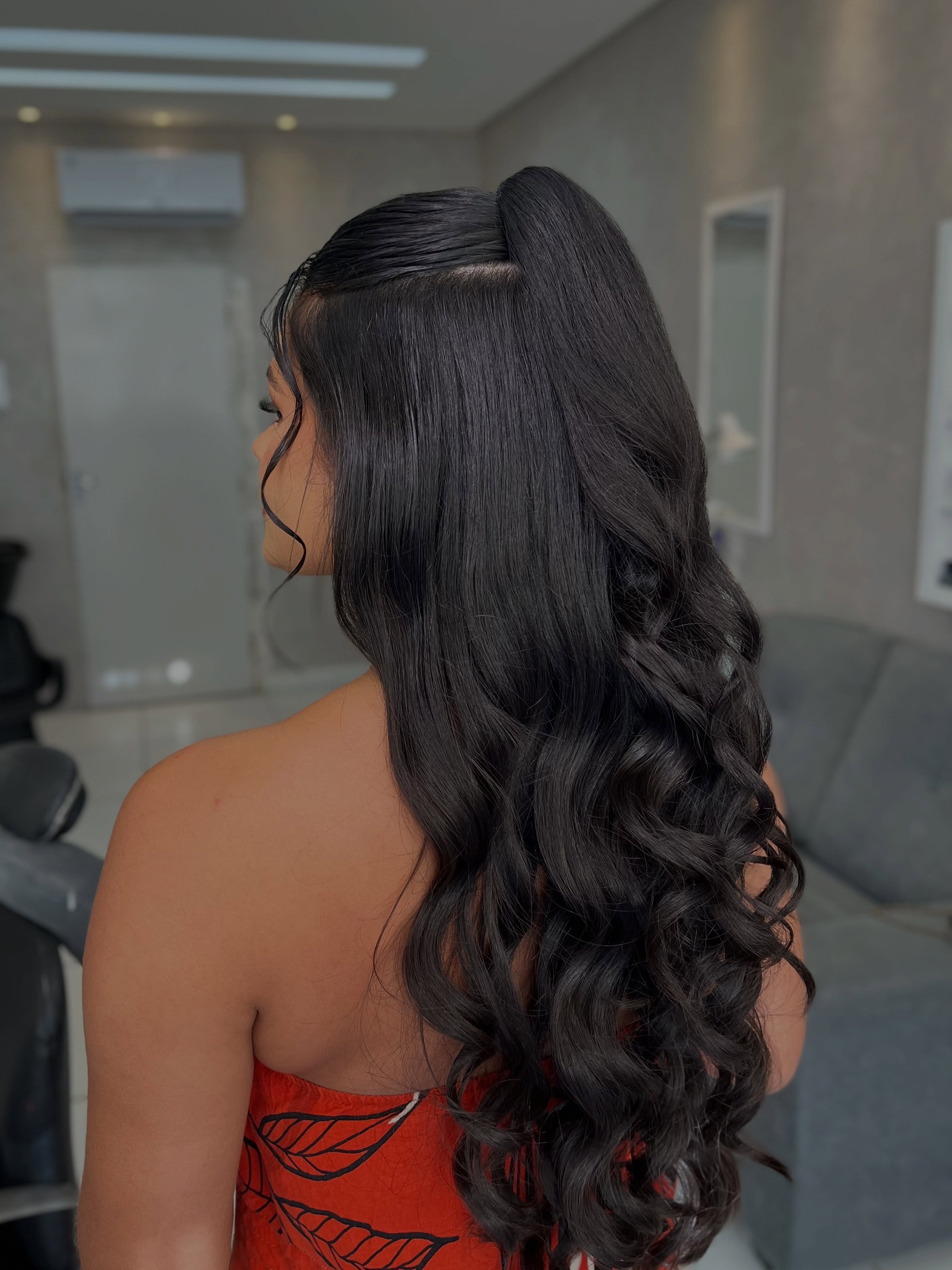 Penteado com ondas visto de costas, publicado no Instagram de Laura Magalhães