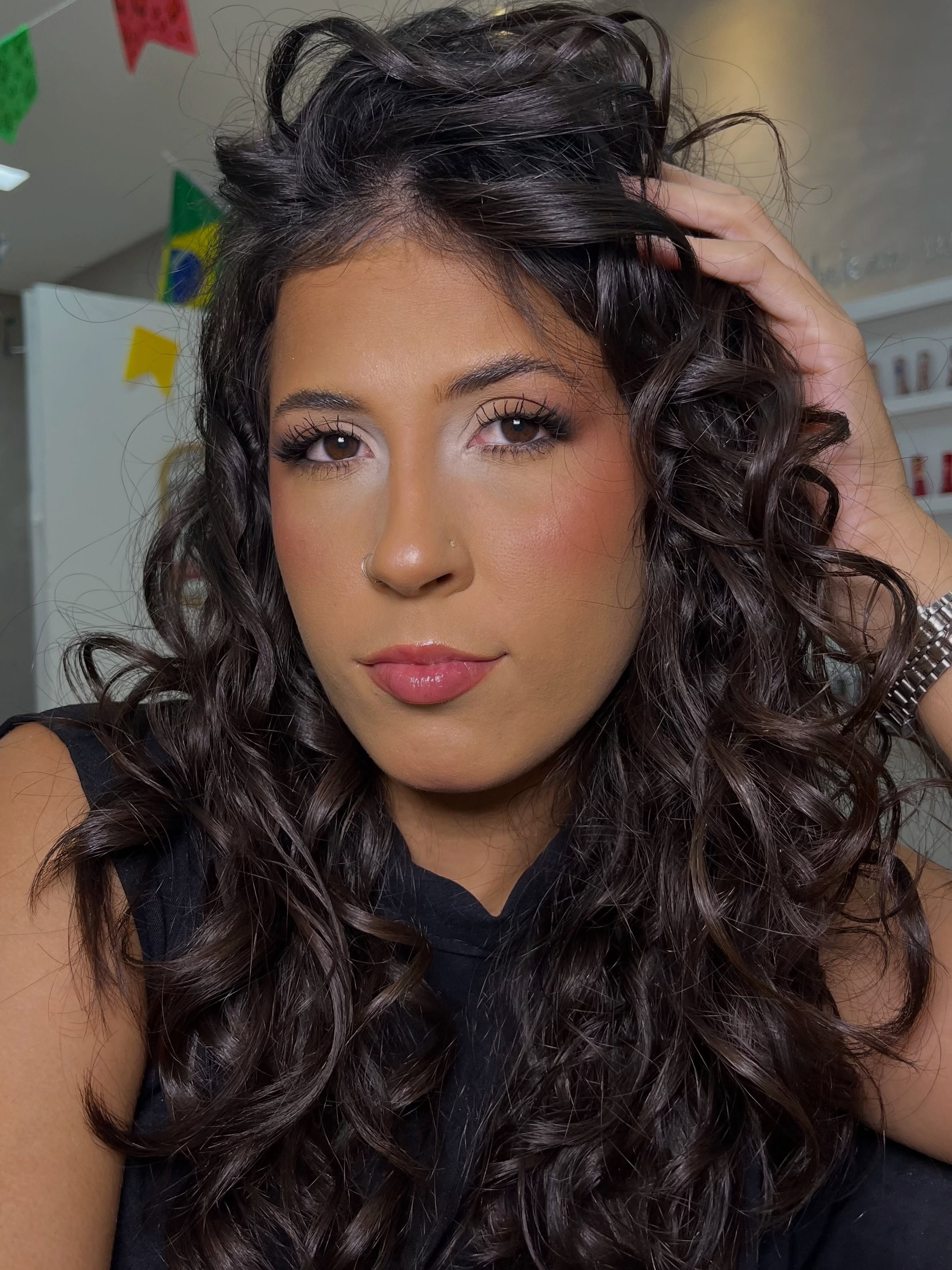 Laura Magalhães, maquiadora e profissional de beleza